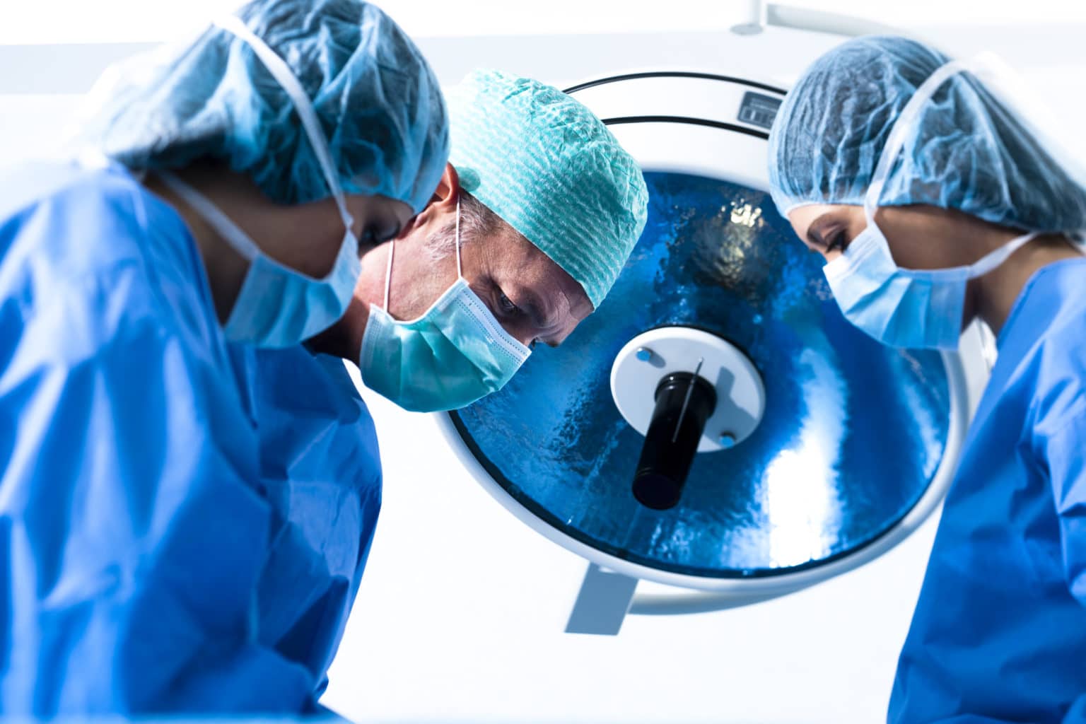 Samarbete mellan kirurgiskt team under en halsoperation