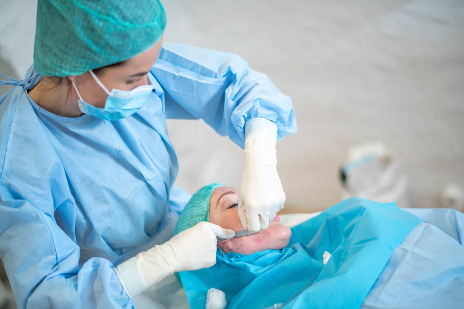 Ett trådlyft utförs av en behandlare på en patient hos Plastikkirurgen Stockholm